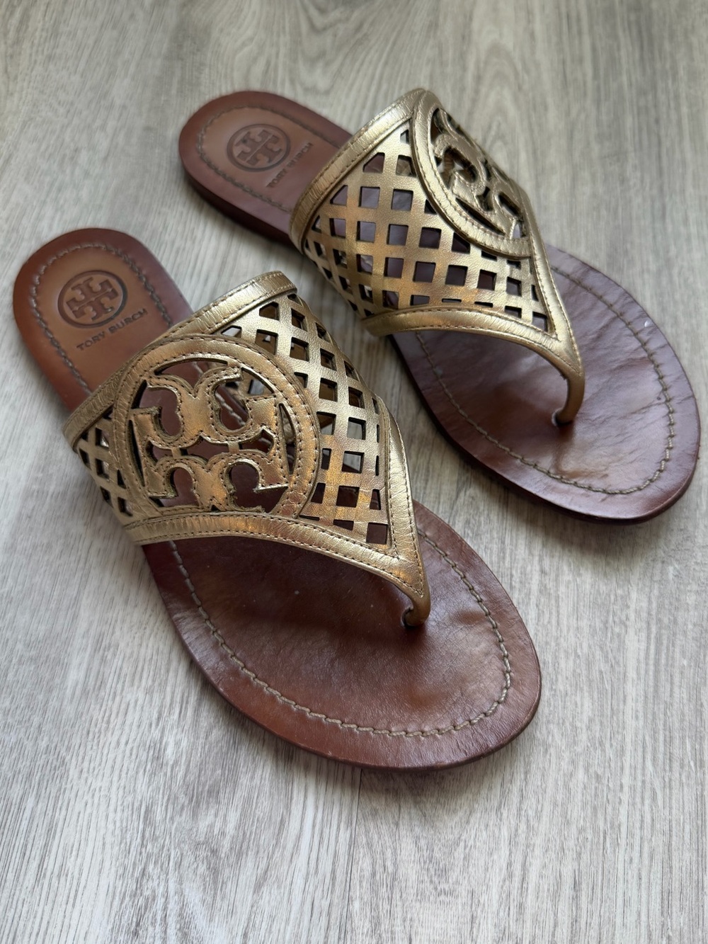 Tory Burch - Metallic Gold Leather Slide Sandals with Cutout Logo - Picture 3 of 8